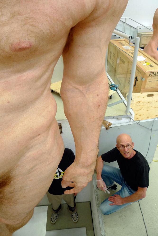 Evan Penny during the installation of <em>Jim Revisited</em>, 2011, at Kunsthalle Tübingen in June 2011 / photo courtesy Evan Penny