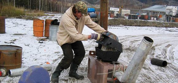 save-on-artsupplies-cropped Yukon School of the Visual Arts sculpture student David Fraser improvises with found materials at the Dawson City Landfill. This process is one way of obtaining art materials—especially unique or vintage types—at minimal cost. Photo: Veronica Verkley.