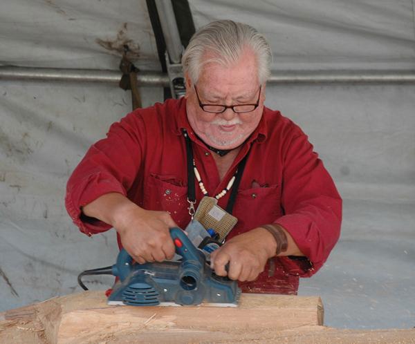 Tony Hunt planing the log for the new <em>Hosaqami</em>.