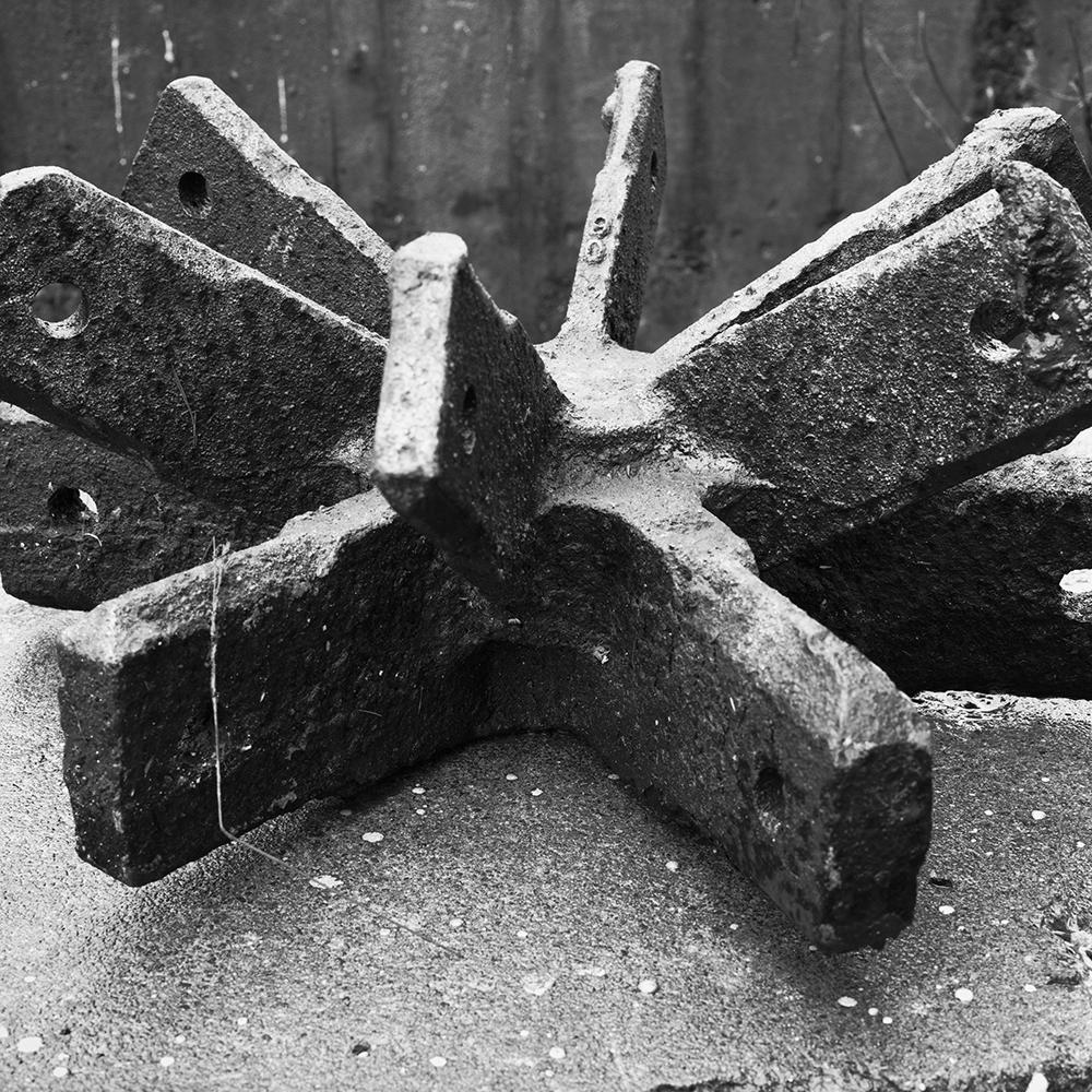 Robert Duchesnay <em>Close-up of a geodesic steel hub</em> 1984 