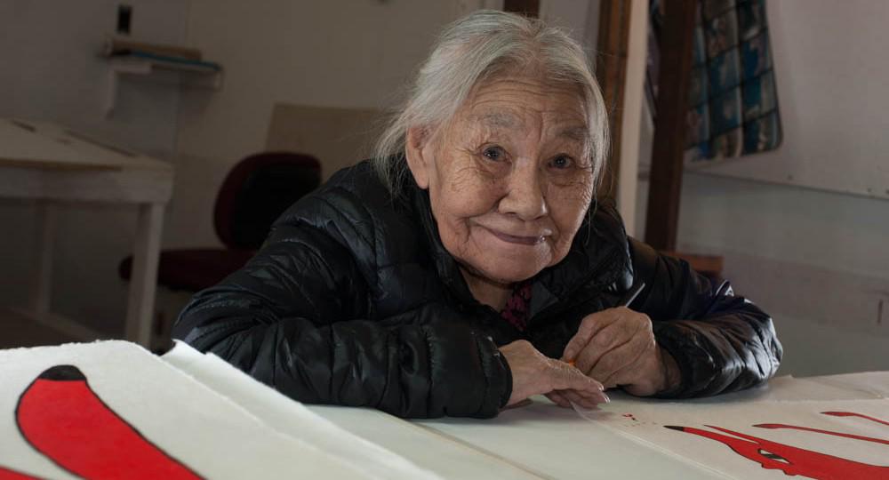 Kenojuak Ashevak at work / photo Bill Ritchie (Image 1/4)