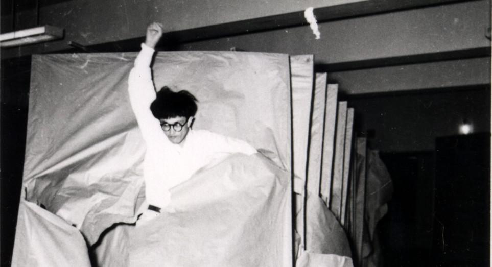 Murakami Saburo Passing Through 1956 Performance view © Murakami Makiko and the former members of the Gutai Art Association Courtesy Museum of Osaka University (Image 1/11)
