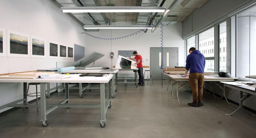 schoolguide-concordia-print-finishing The print-finishing room at Concordia University / photo Anne-Renée Hotte (Image 1/12)