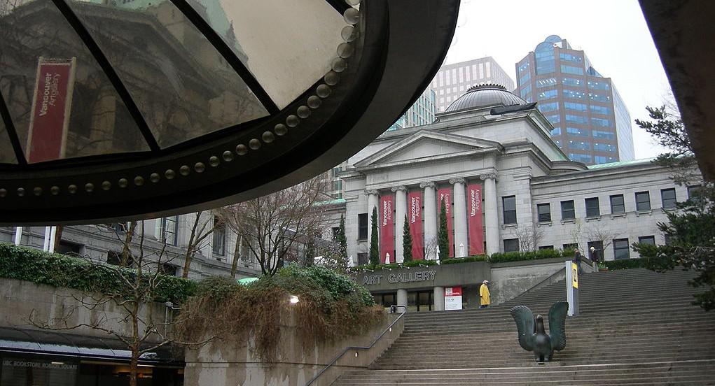 A view of the Vancouver Art Gallery as seen from below grade, Robson Square / photo Joe Mabel via Wikimedia Commons